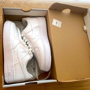 Nike Air Force 1 07 Women size 5.5